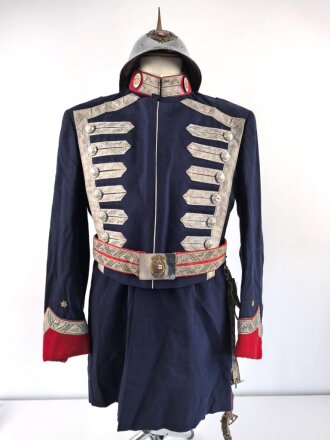 Spanien, Paradeuniform eines Angehörigen der persönlichen Leibwache ( Guardia Mora ) des spanischen Diktators Franco. . Vermutlich zusammengestellt, die Paraderabatte ist zu groß für die Jacke und das Koppel zu lang. Gebraucht, in gutem Gesamtzustand