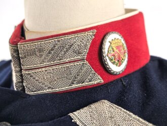 Spanien, Paradeuniform eines Angehörigen der persönlichen Leibwache ( Guardia Mora ) des spanischen Diktators Franco. . Vermutlich zusammengestellt, die Paraderabatte ist zu groß für die Jacke und das Koppel zu lang. Gebraucht, in gutem Gesamtzustand