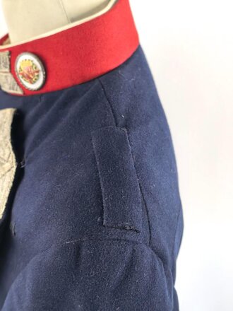 Spanien, Paradeuniform eines Angehörigen der persönlichen Leibwache ( Guardia Mora ) des spanischen Diktators Franco. . Vermutlich zusammengestellt, die Paraderabatte ist zu groß für die Jacke und das Koppel zu lang. Gebraucht, in gutem Gesamtzustand