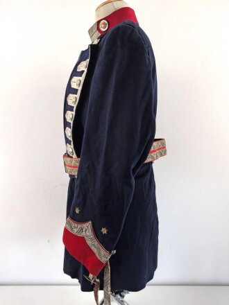 Spanien, Paradeuniform eines Angehörigen der persönlichen Leibwache ( Guardia Mora ) des spanischen Diktators Franco. . Vermutlich zusammengestellt, die Paraderabatte ist zu groß für die Jacke und das Koppel zu lang. Gebraucht, in gutem Gesamtzustand