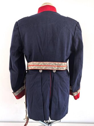 Spanien, Paradeuniform eines Angehörigen der persönlichen Leibwache ( Guardia Mora ) des spanischen Diktators Franco. . Vermutlich zusammengestellt, die Paraderabatte ist zu groß für die Jacke und das Koppel zu lang. Gebraucht, in gutem Gesamtzustand