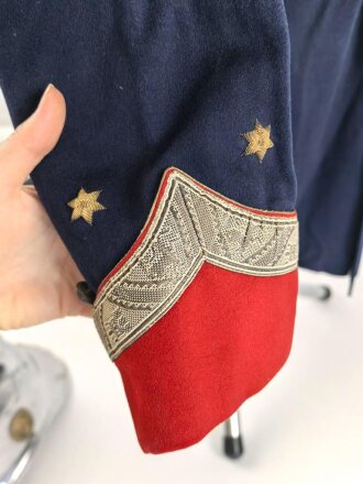 Spanien, Paradeuniform eines Angehörigen der persönlichen Leibwache ( Guardia Mora ) des spanischen Diktators Franco. . Vermutlich zusammengestellt, die Paraderabatte ist zu groß für die Jacke und das Koppel zu lang. Gebraucht, in gutem Gesamtzustand