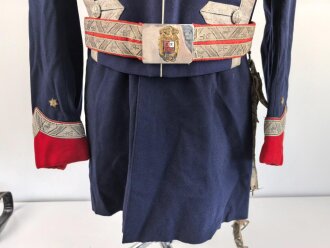 Spanien, Paradeuniform eines Angehörigen der persönlichen Leibwache ( Guardia Mora ) des spanischen Diktators Franco. . Vermutlich zusammengestellt, die Paraderabatte ist zu groß für die Jacke und das Koppel zu lang. Gebraucht, in gutem Gesamtzustand