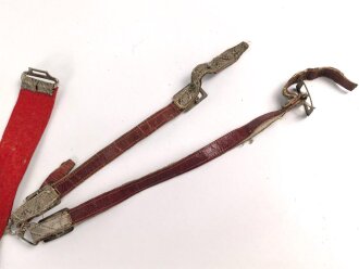 Spanien, Paradeuniform eines Angehörigen der persönlichen Leibwache ( Guardia Mora ) des spanischen Diktators Franco. . Vermutlich zusammengestellt, die Paraderabatte ist zu groß für die Jacke und das Koppel zu lang. Gebraucht, in gutem Gesamtzustand