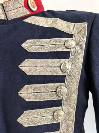 Spanien, Paradeuniform eines Angehörigen der persönlichen Leibwache ( Guardia Mora ) des spanischen Diktators Franco. . Vermutlich zusammengestellt, die Paraderabatte ist zu groß für die Jacke und das Koppel zu lang. Gebraucht, in gutem Gesamtzustand