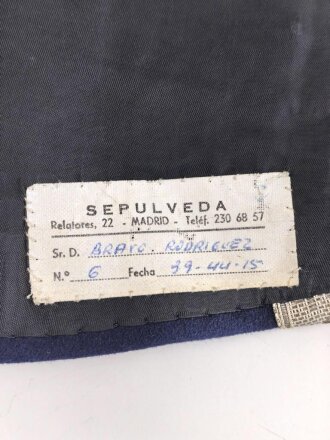 Spanien, Paradeuniform eines Angehörigen der persönlichen Leibwache ( Guardia Mora ) des spanischen Diktators Franco. . Vermutlich zusammengestellt, die Paraderabatte ist zu groß für die Jacke und das Koppel zu lang. Gebraucht, in gutem Gesamtzustand