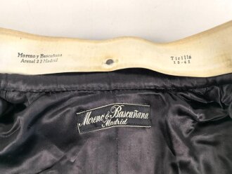 Spanien, Paradeuniform eines Angehörigen der persönlichen Leibwache ( Guardia Mora ) des spanischen Diktators Franco. . Vermutlich zusammengestellt, die Paraderabatte ist zu groß für die Jacke und das Koppel zu lang. Gebraucht, in gutem Gesamtzustand