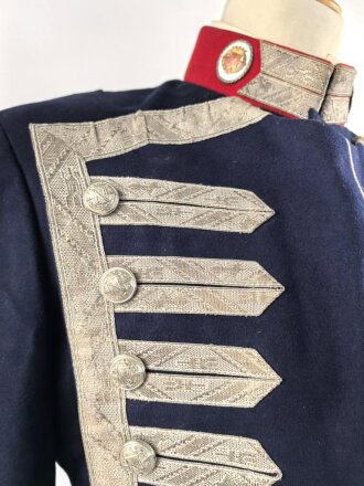 Spanien, Paradeuniform eines Angehörigen der persönlichen Leibwache ( Guardia Mora ) des spanischen Diktators Franco. . Vermutlich zusammengestellt, die Paraderabatte ist zu groß für die Jacke und das Koppel zu lang. Gebraucht, in gutem Gesamtzustand