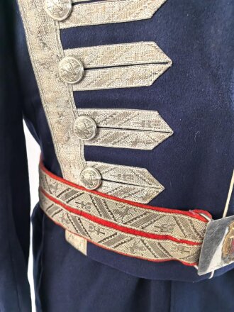 Spanien, Paradeuniform eines Angehörigen der persönlichen Leibwache ( Guardia Mora ) des spanischen Diktators Franco. . Vermutlich zusammengestellt, die Paraderabatte ist zu groß für die Jacke und das Koppel zu lang. Gebraucht, in gutem Gesamtzustand