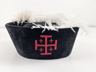 Ritterorden vom Heiligen Grab zu Jerusalem, Kopfbedeckung mit Federschmuck in gutem Zustand. Schneideretikett aus Madrid, Altes Stück, ungereinigt, in hölzernem Hutkoffer. Kopfgrösse gemessen 56