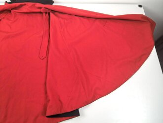 Souveräner Malterorden, schwarzer Umhangmit rotem Futter, auf Höhe der linken Schulter ein aufgenähtes Malteserkreuz.  Genaue Herkunft und Alter unbekannt.