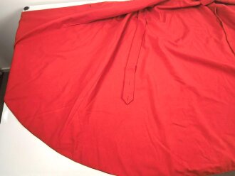 Souveräner Malterorden, schwarzer Umhangmit rotem Futter, auf Höhe der linken Schulter ein aufgenähtes Malteserkreuz.  Genaue Herkunft und Alter unbekannt.