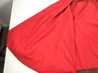 Souveräner Malterorden, schwarzer Umhangmit rotem Futter, auf Höhe der linken Schulter ein aufgenähtes Malteserkreuz.  Genaue Herkunft und Alter unbekannt.