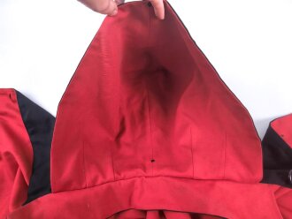 Souveräner Malterorden, schwarzer Umhangmit rotem Futter, auf Höhe der linken Schulter ein aufgenähtes Malteserkreuz.  Genaue Herkunft und Alter unbekannt.