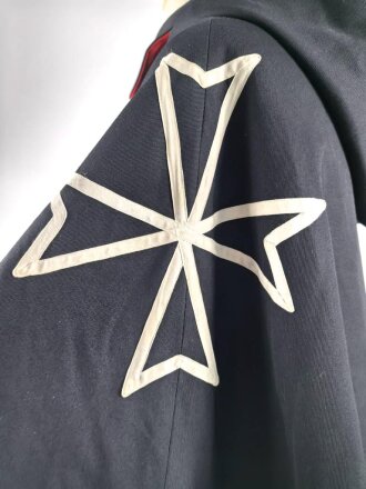 Souveräner Malterorden, schwarzer Umhangmit rotem Futter, auf Höhe der linken Schulter ein aufgenähtes Malteserkreuz.  Genaue Herkunft und Alter unbekannt.