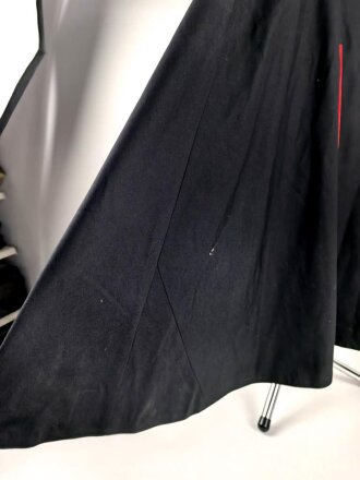 Souveräner Malterorden, schwarzer Umhangmit rotem Futter, auf Höhe der linken Schulter ein aufgenähtes Malteserkreuz.  Genaue Herkunft und Alter unbekannt.