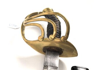 Preussen, Kürassier Pallasch / Extradegen Modell 1889.  Eigentumstsück mit doppelseitiger Klingenäztung . Der Träger war Angehöriger im "Kürassier Regiment von Seydlitz No. 7"  Ordentliche Klinge, Griffwicklung restauriert, Scheide überlackiert