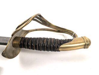 Preussen, Kürassier Pallasch / Extradegen Modell 1889.  Eigentumstsück mit doppelseitiger Klingenäztung . Der Träger war Angehöriger im "Kürassier Regiment von Seydlitz No. 7"  Ordentliche Klinge, Griffwicklung restauriert, Scheide überlackiert