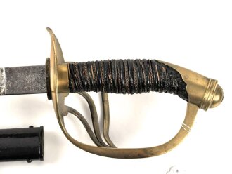 Preussen, Kürassier Pallasch / Extradegen Modell 1889.  Eigentumstsück mit doppelseitiger Klingenäztung . Der Träger war Angehöriger im "Kürassier Regiment von Seydlitz No. 7"  Ordentliche Klinge, Griffwicklung restauriert, Scheide überlackiert