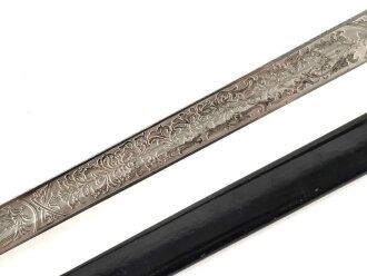 Preussen, Kürassier Pallasch / Extradegen Modell 1889.  Eigentumstsück mit doppelseitiger Klingenäztung . Der Träger war Angehöriger im "Kürassier Regiment von Seydlitz No. 7"  Ordentliche Klinge, Griffwicklung restauriert, Scheide überlackiert