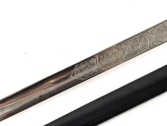 Preussen, Kürassier Pallasch / Extradegen Modell 1889.  Eigentumstsück mit doppelseitiger Klingenäztung . Der Träger war Angehöriger im "Kürassier Regiment von Seydlitz No. 7"  Ordentliche Klinge, Griffwicklung restauriert, Scheide überlackiert