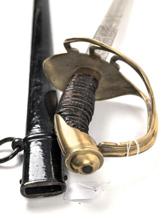 Preussen, Kürassier Pallasch / Extradegen Modell 1889.  Eigentumstsück mit doppelseitiger Klingenäztung . Der Träger war Angehöriger im "Kürassier Regiment von Seydlitz No. 7"  Ordentliche Klinge, Griffwicklung restauriert, Scheide überlackiert