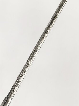 Preussen, Kürassier Pallasch / Extradegen Modell 1889.  Eigentumstsück mit doppelseitiger Klingenäztung . Der Träger war Angehöriger im "Kürassier Regiment von Seydlitz No. 7"  Ordentliche Klinge, Griffwicklung restauriert, Scheide überlackiert