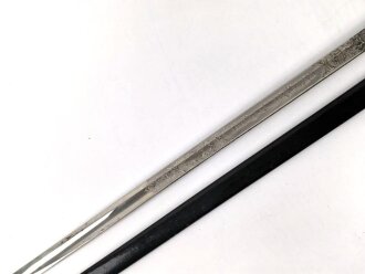 Preussen, Kürassier Pallasch / Extradegen Modell 1889.  Eigentumstsück mit doppelseitiger Klingenäztung . Der Träger war Angehöriger im "Kürassier Regiment von Seydlitz No. 7"  Ordentliche Klinge, Griffwicklung restauriert, Scheide überlackiert