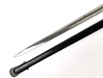 Preussen, Kürassier Pallasch / Extradegen Modell 1889.  Eigentumstsück mit doppelseitiger Klingenäztung . Der Träger war Angehöriger im "Kürassier Regiment von Seydlitz No. 7"  Ordentliche Klinge, Griffwicklung restauriert, Scheide überlackiert