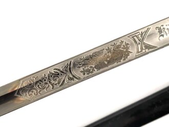 Preussen, Kürassier Pallasch / Extradegen Modell 1889.  Eigentumstsück mit doppelseitiger Klingenäztung . Der Träger war Angehöriger im "Kürassier Regiment von Seydlitz No. 7"  Ordentliche Klinge, Griffwicklung restauriert, Scheide überlackiert