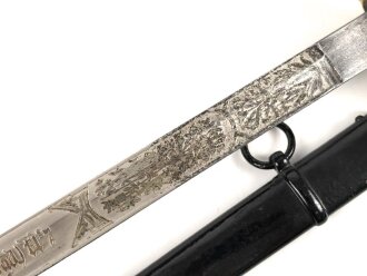 Preussen, Kürassier Pallasch / Extradegen Modell 1889.  Eigentumstsück mit doppelseitiger Klingenäztung . Der Träger war Angehöriger im "Kürassier Regiment von Seydlitz No. 7"  Ordentliche Klinge, Griffwicklung restauriert, Scheide überlackiert