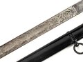 Preussen, Kürassier Pallasch / Extradegen Modell 1889.  Eigentumstsück mit doppelseitiger Klingenäztung . Der Träger war Angehöriger im "Kürassier Regiment von Seydlitz No. 7"  Ordentliche Klinge, Griffwicklung restauriert, Scheide überlackiert