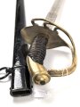 Preussen, Kürassier Pallasch / Extradegen Modell 1889.  Eigentumstsück mit doppelseitiger Klingenäztung . Der Träger war Angehöriger im "Kürassier Regiment von Seydlitz No. 7"  Ordentliche Klinge, Griffwicklung restauriert, Scheide überlackiert