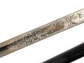 Preussen, Kürassier Pallasch / Extradegen Modell 1889.  Eigentumstsück mit doppelseitiger Klingenäztung . Der Träger war Angehöriger im "Kürassier Regiment von Seydlitz No. 7"  Ordentliche Klinge, Griffwicklung restauriert, Scheide überlackiert