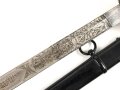 Preussen, Kürassier Pallasch / Extradegen Modell 1889.  Eigentumstsück mit doppelseitiger Klingenäztung . Der Träger war Angehöriger im "Kürassier Regiment von Seydlitz No. 7"  Ordentliche Klinge, Griffwicklung restauriert, Scheide überlackiert