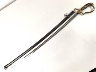 Preußen, Säbel für einen Offizier der Artillerie. Eigentumstück mit deoppelseitig geätzter Klinge . Die Scheide vermutlich neuzeitlich nachgebläut, sonst in gutem gesamtzustand.