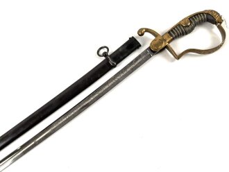 Preußen, Säbel für einen Offizier der Artillerie. Eigentumstück mit deoppelseitig geätzter Klinge . Die Scheide vermutlich neuzeitlich nachgebläut, sonst in gutem gesamtzustand.