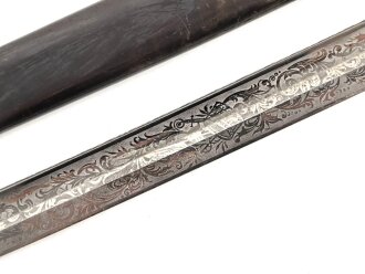 Preußen, Säbel für einen Offizier der Artillerie. Eigentumstück mit deoppelseitig geätzter Klinge . Die Scheide vermutlich neuzeitlich nachgebläut, sonst in gutem gesamtzustand.