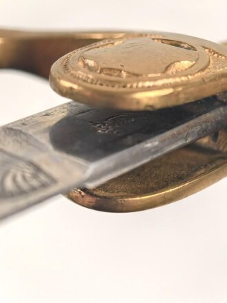 Preußen, Säbel für einen Offizier der Artillerie. Eigentumstück mit deoppelseitig geätzter Klinge . Die Scheide vermutlich neuzeitlich nachgebläut, sonst in gutem gesamtzustand.