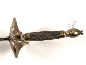 Bayern, Degen für Militärbeamte um 1800. Messinggefäß, sechskantige Klinge mit beidseitiger Ätzung gereinigt, Monogramm MJ unter Krone für König Maximilian I Josef. Klinge beschliffen und verputzt, sonst guter Gesamtzustand