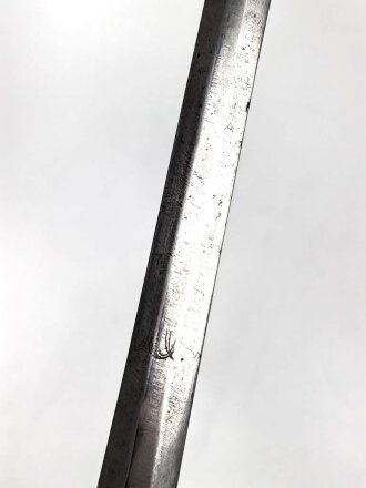 Bayern, Degen für Militärbeamte um 1800. Messinggefäß, sechskantige Klinge mit beidseitiger Ätzung gereinigt, Monogramm MJ unter Krone für König Maximilian I Josef. Klinge beschliffen und verputzt, sonst guter Gesamtzustand