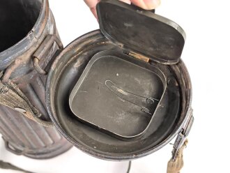 Bereitschaftsbüchse Modell 1938 für eine Gasmaske der Wehrmacht. Originallack, ungereinigt, mit Trageriemen. Datiert 1940
