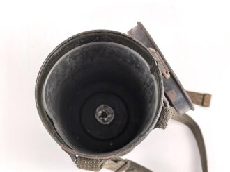Bereitschaftsbüchse Modell 1938 für eine Gasmaske der Wehrmacht. Originallack, ungereinigt, mit Trageriemen. Datiert 1940