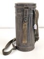 Bereitschaftsbüchse Modell 1938 für eine Gasmaske der Wehrmacht. Originallack, ungereinigt, mit Trageriemen. Datiert 1940