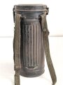Bereitschaftsbüchse Modell 1938 für eine Gasmaske der Wehrmacht. Originallack, ungereinigt, mit Trageriemen. Datiert 1940