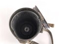 Bereitschaftsbüchse Modell 1938 für eine Gasmaske der Wehrmacht. Originallack, ungereinigt, mit Trageriemen. Datiert 1940