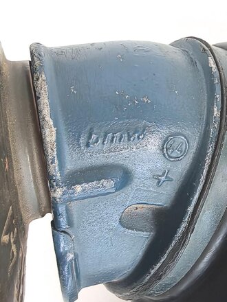 Gasmaske mit Filter Wehrmacht. Originallack, datiert 1942/44