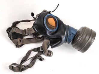 Gasmaske mit Filter Wehrmacht. Originallack, datiert 1942/44