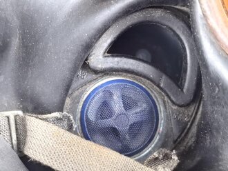 Gasmaske mit Filter Wehrmacht. Originallack, datiert 1942/44