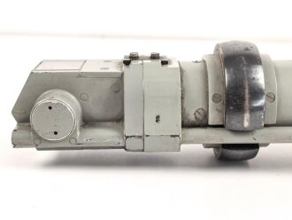 Pz.B.W.F.8  ( Panzer Beobachtungs Winkel Fernrohr für Bunkeranlagen ) Originallack, klare Durchsicht, Strichplatte deutlich. Guter Zustand